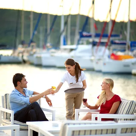 يخت كلاسيك - بوتيك كلاس فندق 3*